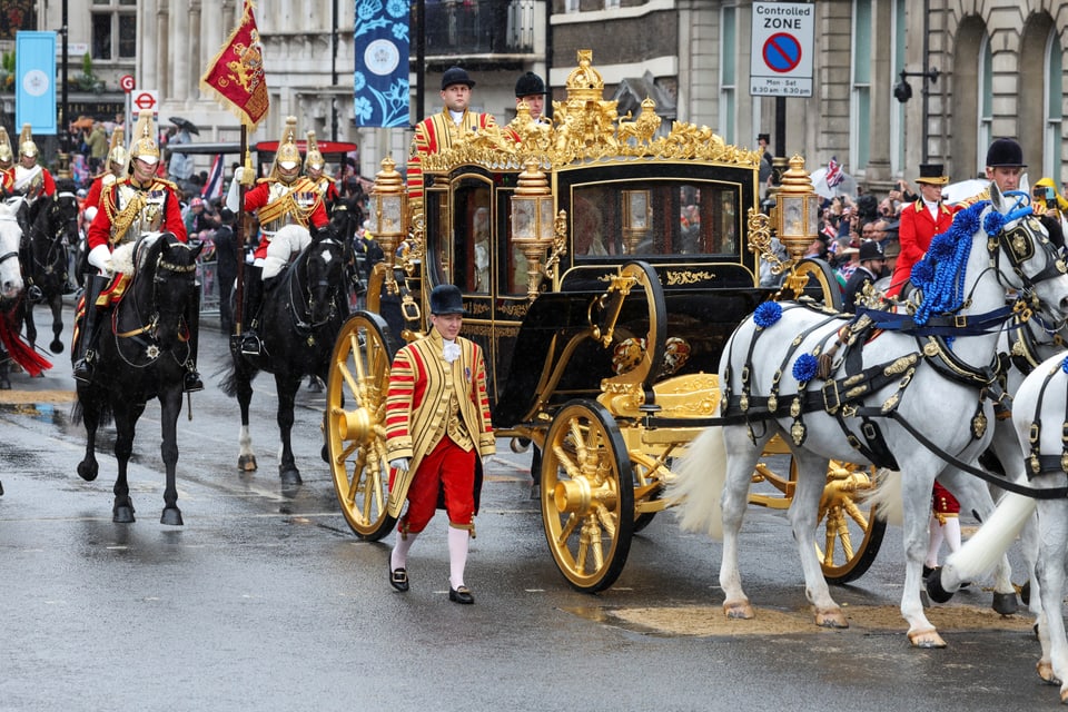 Charles III. und Camilla in der Kutsche auf dem Weg zur krönung