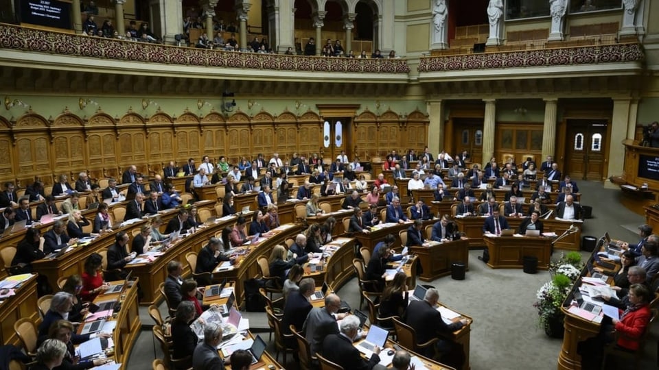 Tge spetga a la sessiun extraordinaria dal parlament a Berna?