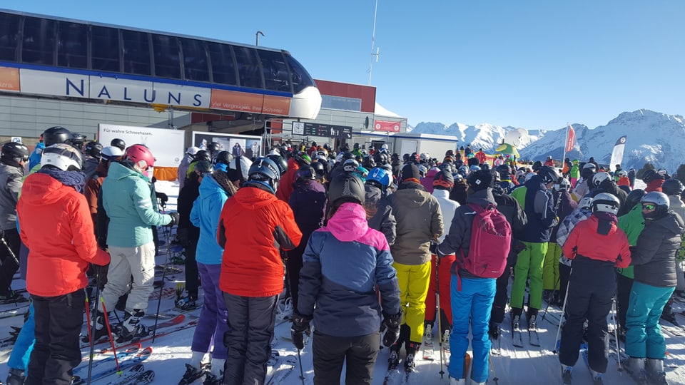 Ina massa glieud che spetga avant la sutgera a Scuol