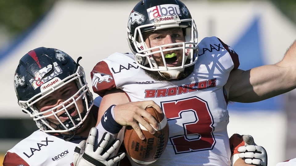 Dus giugaders dals Calanda Broncos en acziun.