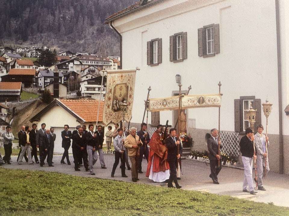 Die Prozession passiert das Pfarreihaus in Savognin.
