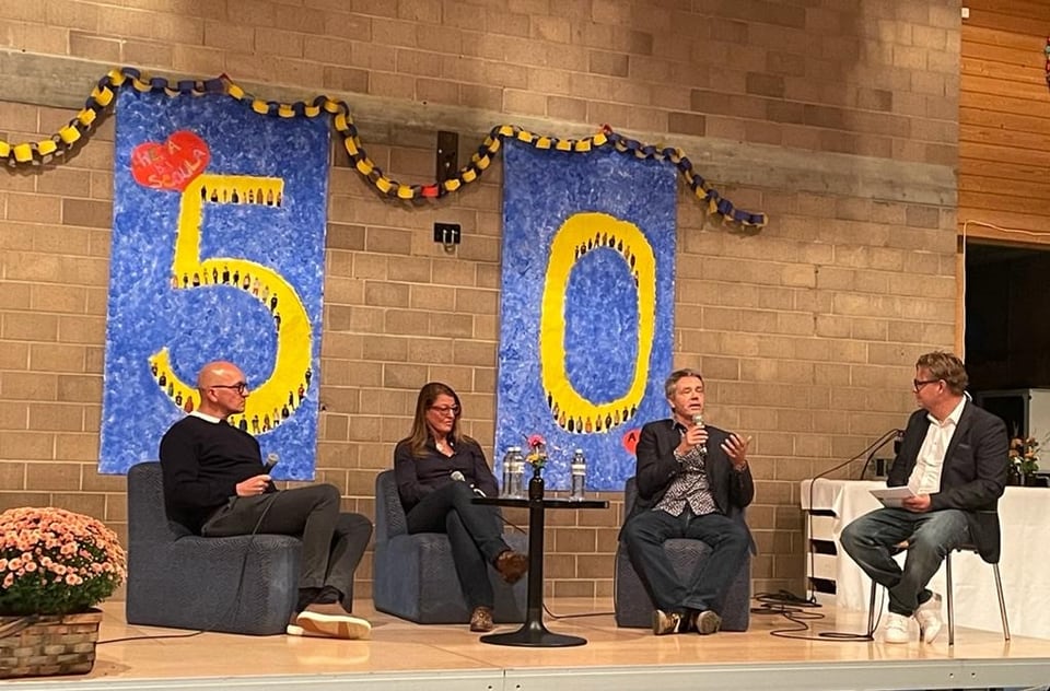 an der Podiumsdiskussion wurde in Sils über die zukünftige Form eines Schulhauses diskutiert.