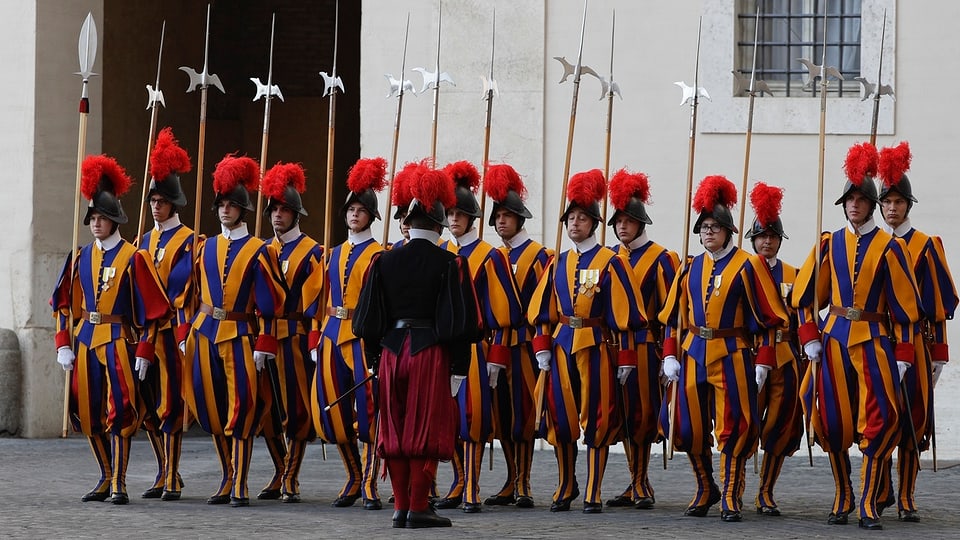 Gardist da la Guardia svizra papala.