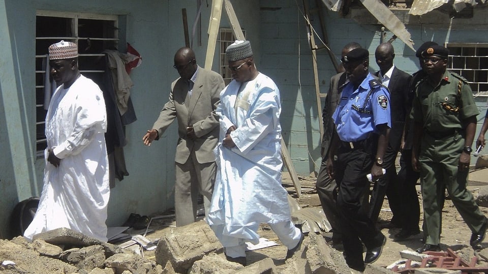 Inspektion des Bombengeländes am Tag nach der Verwüstung der katholischen Kirche in Maiduguri.