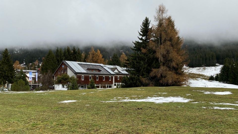 La chasa da vacanzas è en in stadi manglus e stuess vegnir sanada per trais milliuns francs - quai vul la vischanca da Zollikon evitar cun il project da hotel nov.