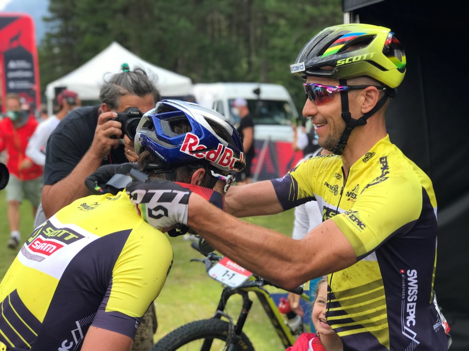 Nino Schurter metta ina medaglia enturn il culiez da Lars Forster.