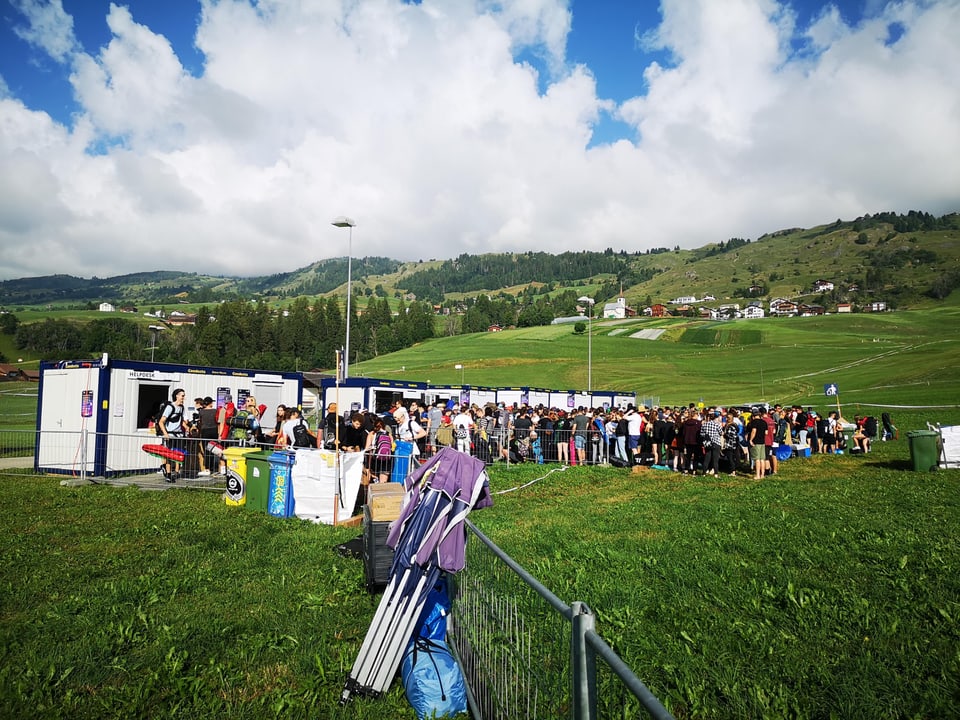 Lange Schlange vor dem Eingang des diesjährigen Open Air Lumnezia.