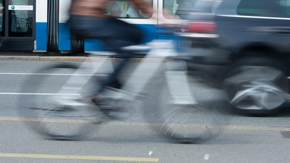 auto che passa in velocipedist