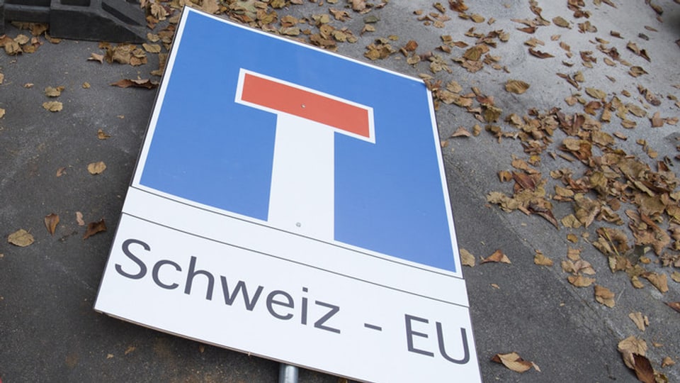 tavla cun ils simbol d'ina via tschorva, suten statti scrit Svizra - UE