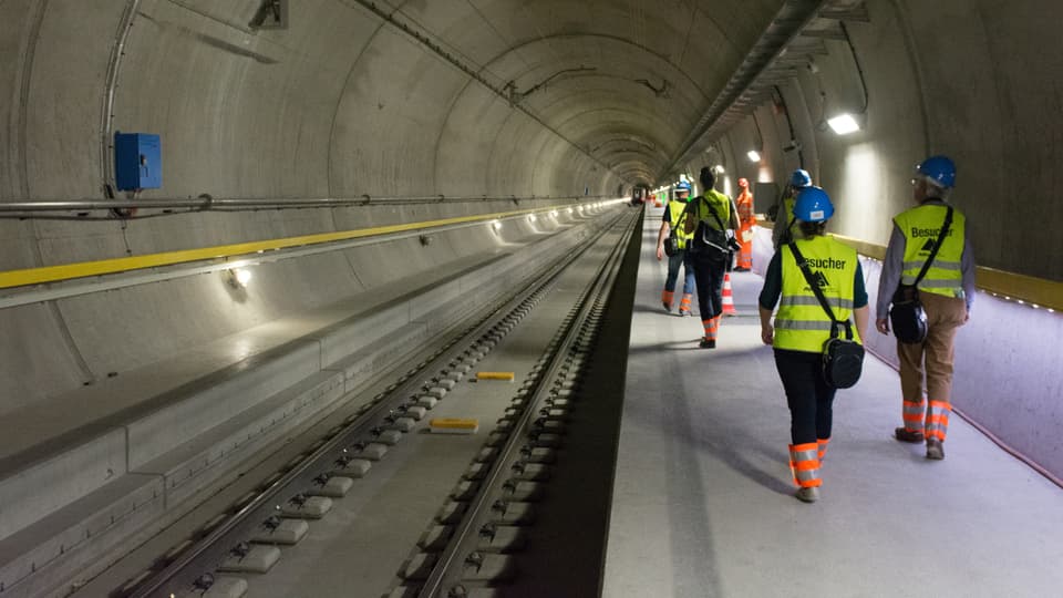 Schurnalistas e schurnalists han pudì dar in'egliada en il tunnel da basa dal Gottard.