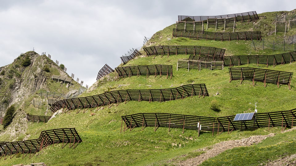 Rempars da lavinas al Chüenihorn.