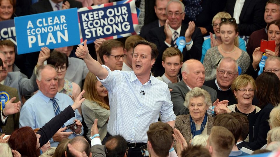 Il primminister David Cameron entamez ses aderents.