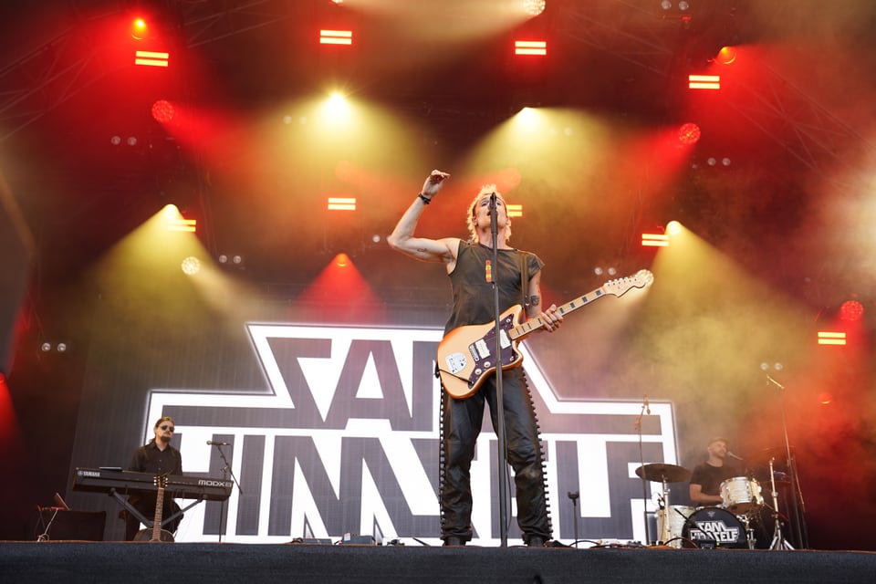 Sam Himself als erster erfahrener Hase auf der grossen Bühne am Open Air Lumnezia.