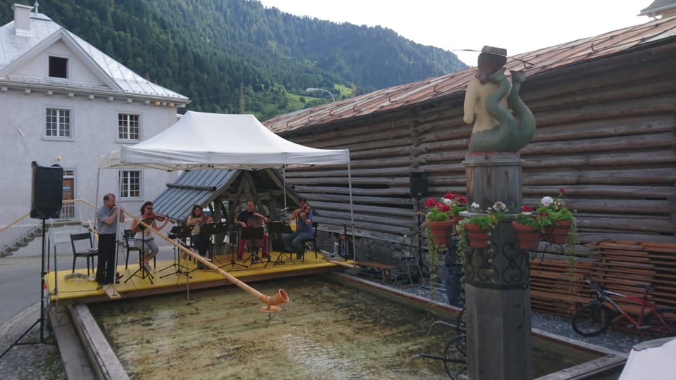 La tribuna a Valendau è bajegiada sur ina part da la fontauna enconuschenta.