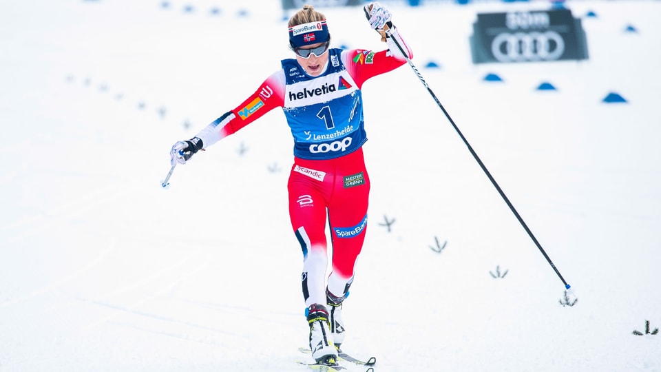 Purtret da Johaug che vegn tras l'arrivada. 