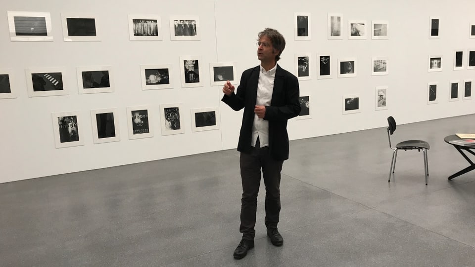 Il directur dal museum d’art Grischun, Stephan Kunz declera l’impurtanza da las fotografias dal ciclus “IN VIVO” (1980-1989)