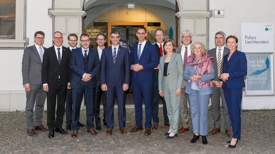 Persunas avant il Palais Liechtenstein