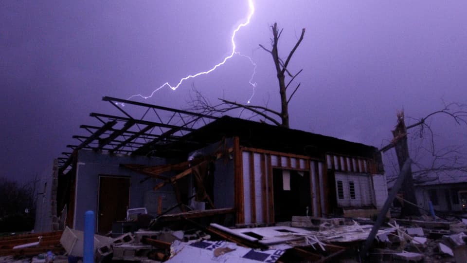 In chametg glischa sur ina chasa destruida entras in tornado.