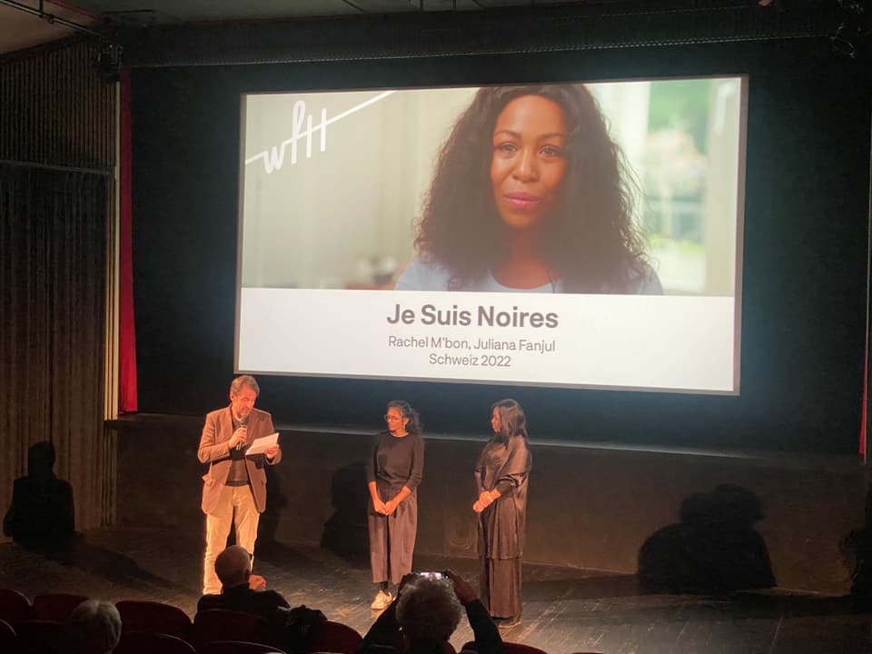 Daniel  Vonarburg beneventa en il kino Raetia a Tusaun Tallulah Bär e Gianna Olinda Cadonau.