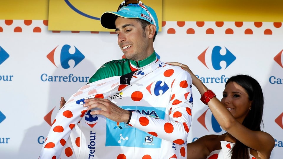 Fabio Aru en il tricot da puncts. 