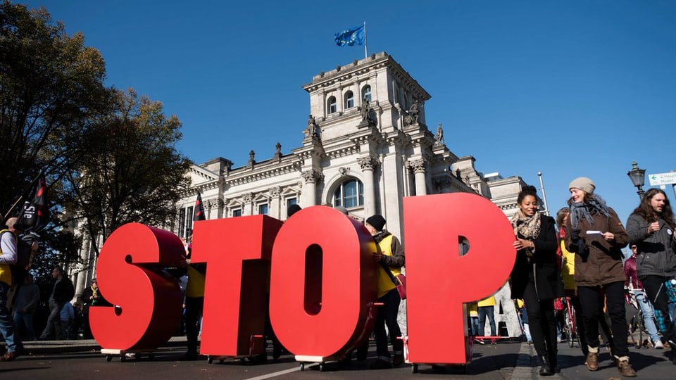 gruppa da demonstrants sin via cun gronds gustabs da STOP