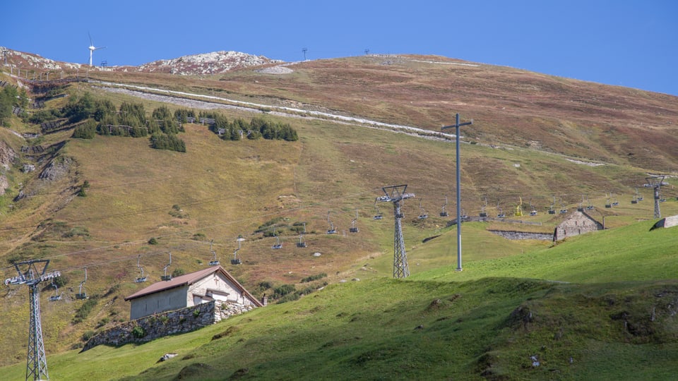 Vista da Andermatt en direcziun dals territoris da skis Nätschen e Gütsch.