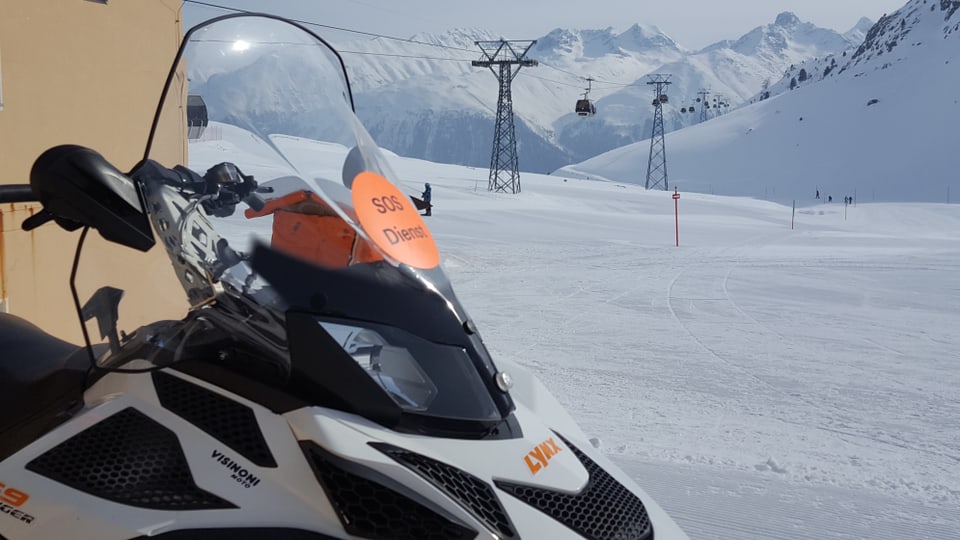 Il ski-doo è adina pront per far salvaments sin la pista.