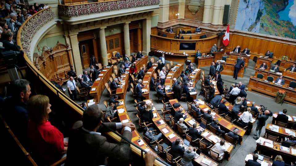 Parlamentaris ed aspectaturs dal Cussegl naziunal durant la sessiun.