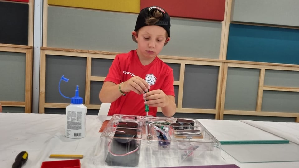 Ein Radio DAB+ bauen macht Spass – die Kinder vom Ferienpass Albula freuen sich auf das Abeneteuer bei RTR in Chur