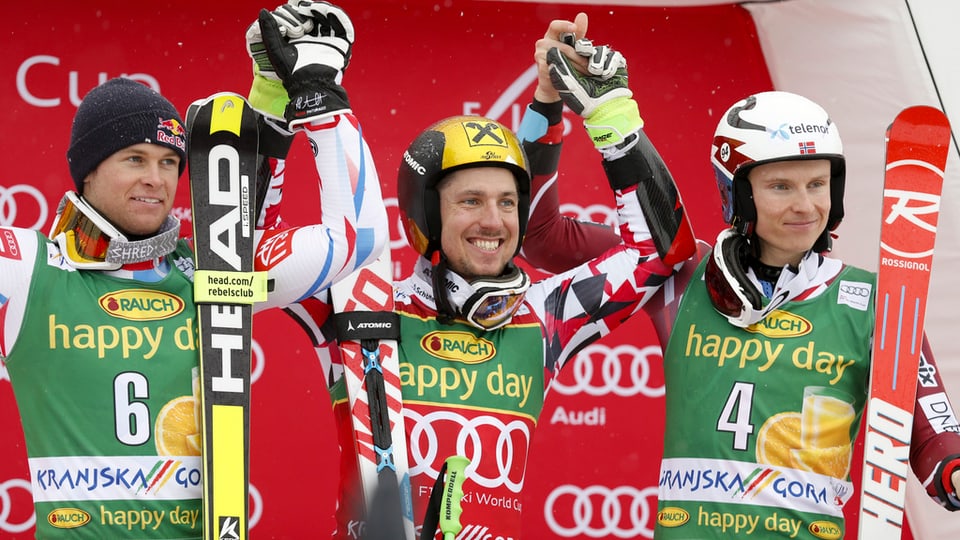 Marcel Hirscher gudogna avant Alexis Pinturault e Henrik Kristoffersen. 