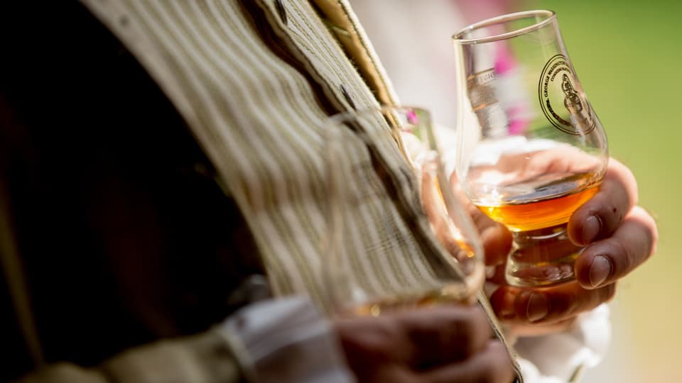 Persunas che tegnan in magiel vinars.