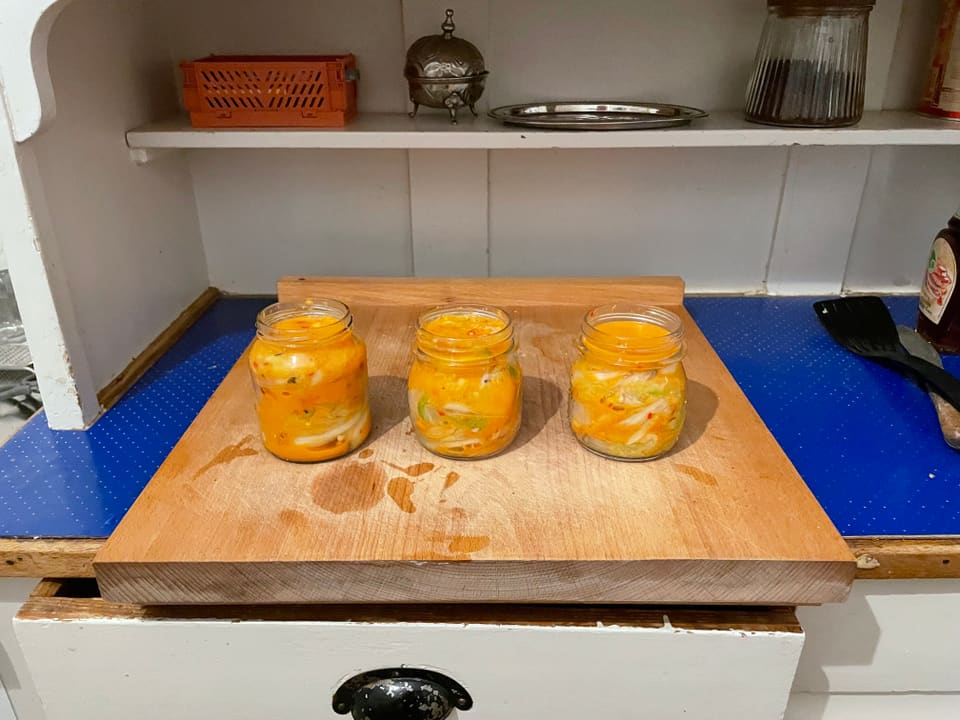 Das Kimchi in den Konservengläsern