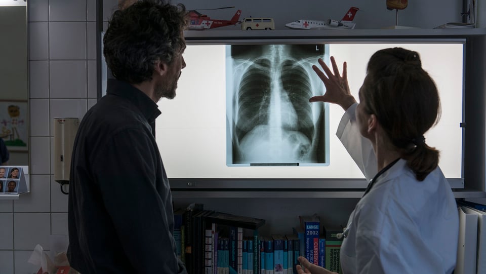 ina media ed in pazient guardan sin in maletg da radiografia