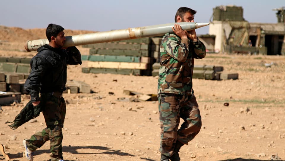 Dus cumbattants en Siria portan ina racheta sin lur dies