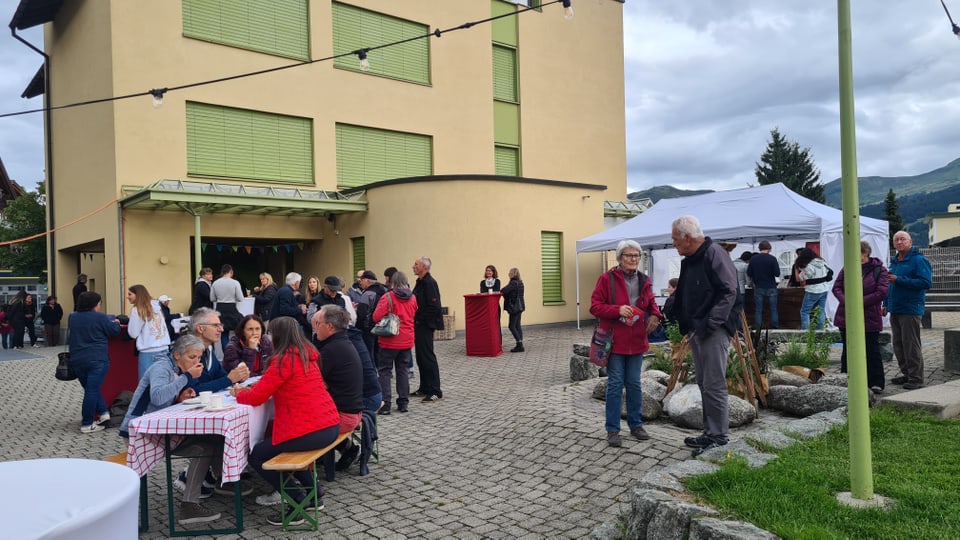 Das Publikum hat vor der Aufführung auf dem Schulplatz in Brigels die Möglichkeit ein Nachtessen zu geniessen. 