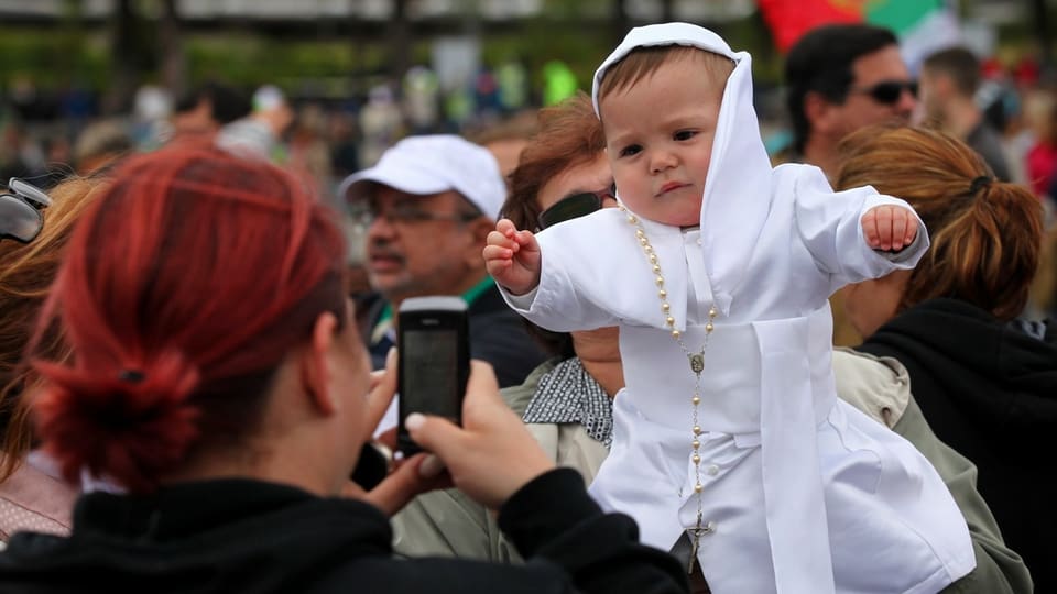 Ina dunna cun in pop vestì da papa - propi.