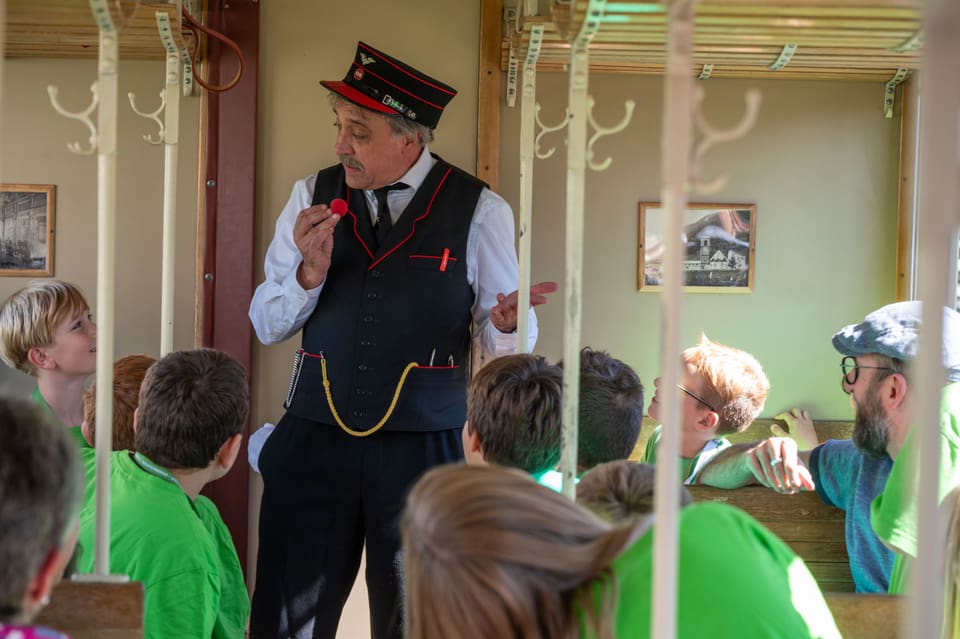 Il conductur che discurra cun ils scolars e las scolaras