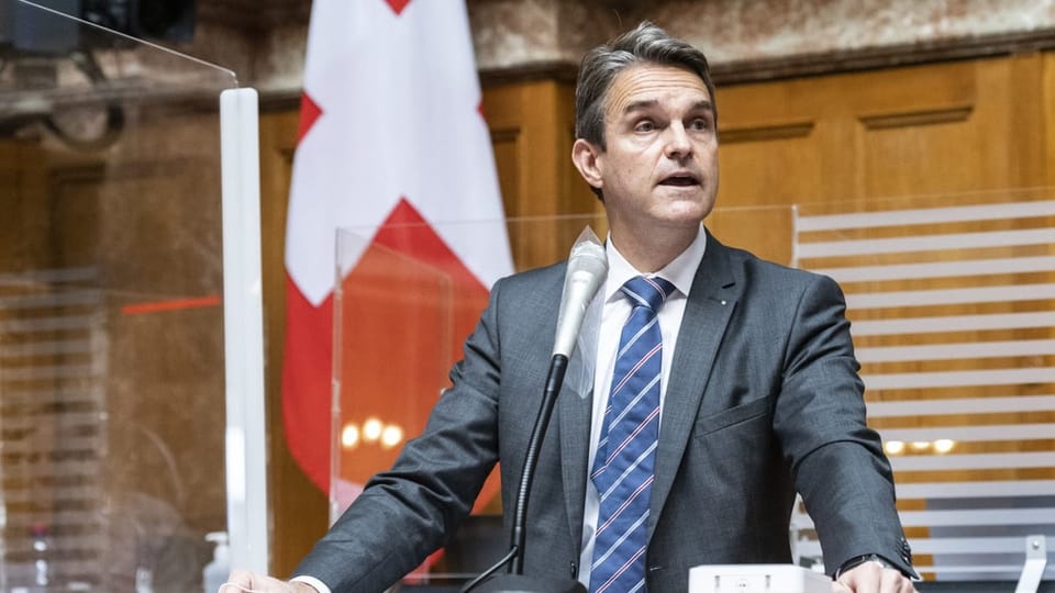 Beat Walti, il schef da la partida liberal-democratica discurra en il parlament. 