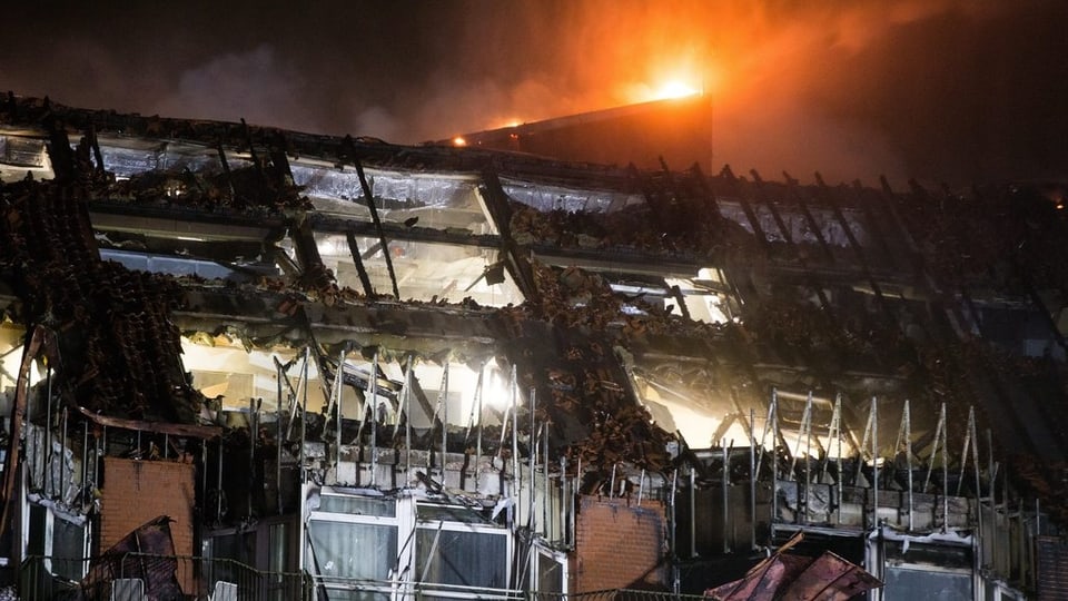 L'ospital universitar a Bochum arda - il tetg mussa grondas devastaziuns.