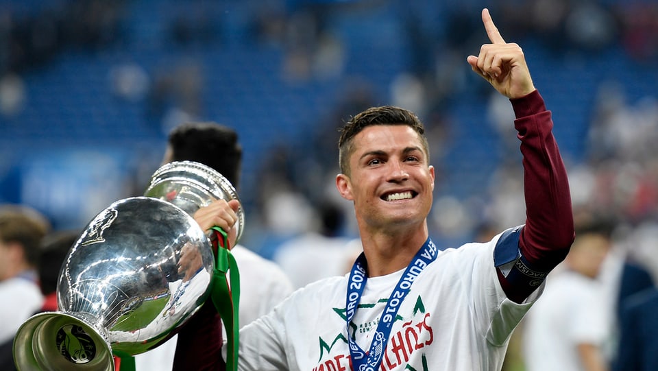 Cristiano Ronaldo cun il buccal da l'EURO 2016.