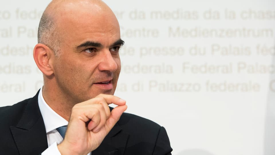 Alain Berset durant sias explicaziuns co sbassar ils custs.