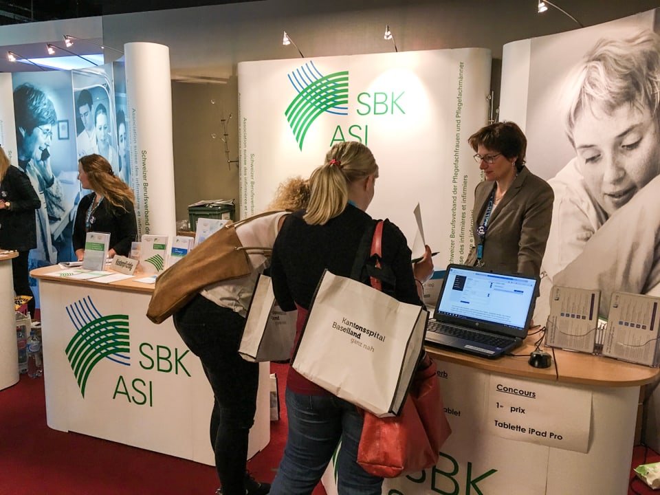 Il stand da la SBK al congress da tgira a Berna.