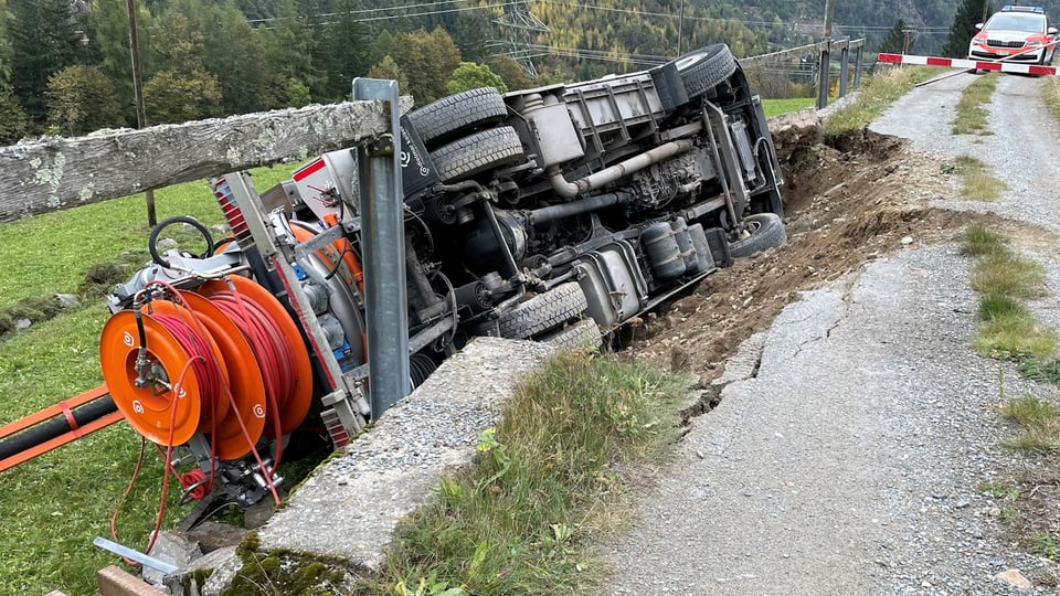 Lkw in Brusio über Stützmauer gekippt.