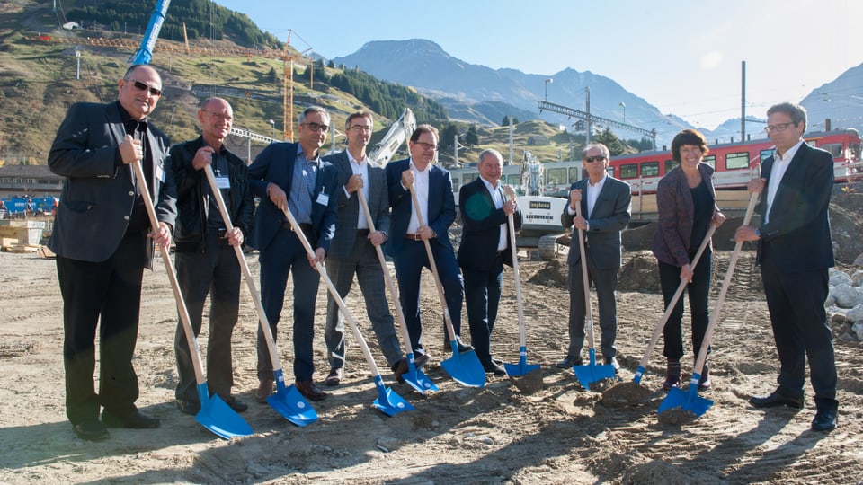 Prima palada cun tut ils responsabels da las societads Andermatt Swiss Alps SA, Schmid Holding SA e BVZ Holding.