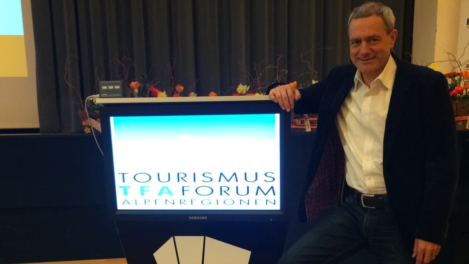 Rolanz Zegg ed in visur cun l'inscripziun Tourismus TFA Forum