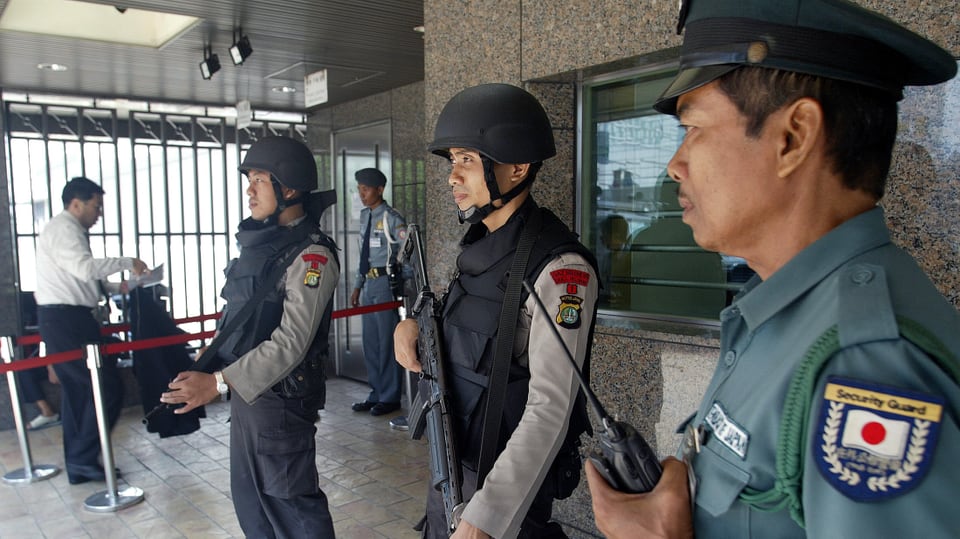Archiv: Policists protegian l’ambassada dal Giapun a Jakarta en l’Indonesia.