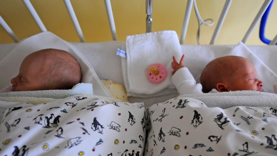2 pops en in letg d'ospital.