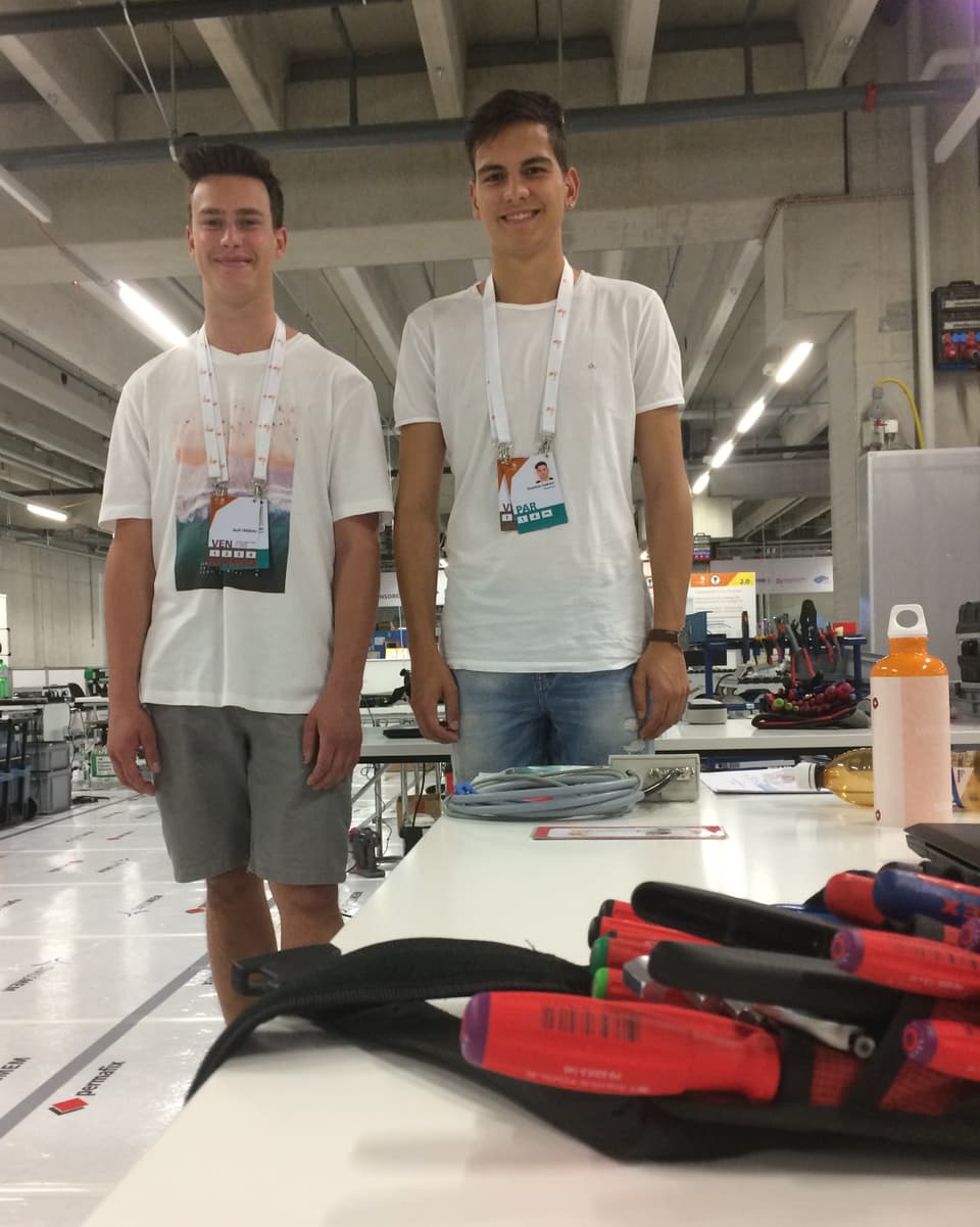 Joel Flepp (san.) e Dominic Cadruvi dasper lur plaz da lavur als Swiss Skills 2018