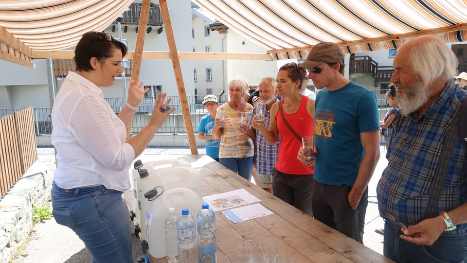 Anke Scherer ha declerà las differenzas tranter aua da la spina ed aua cun minerals. 