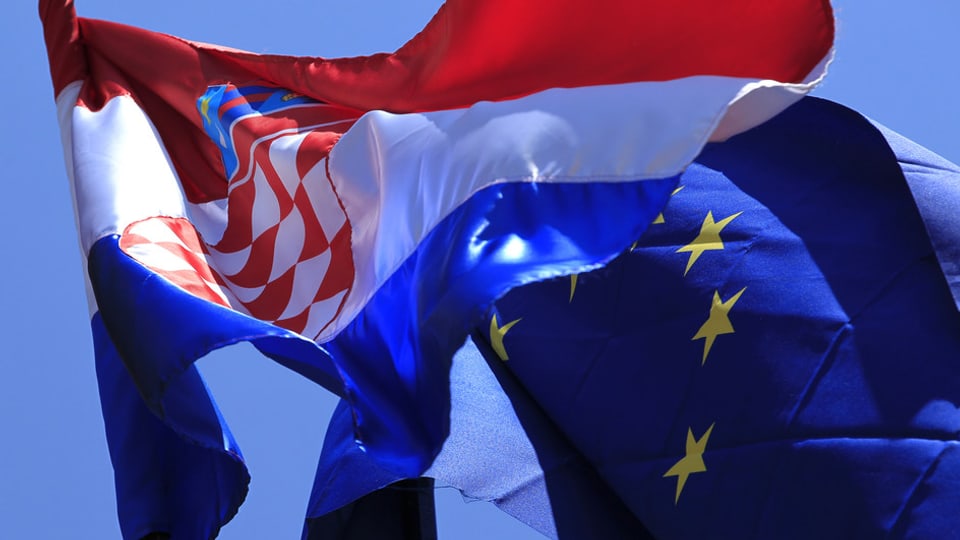 Las bandieras da la Corazia e l'Uniun europeica. 